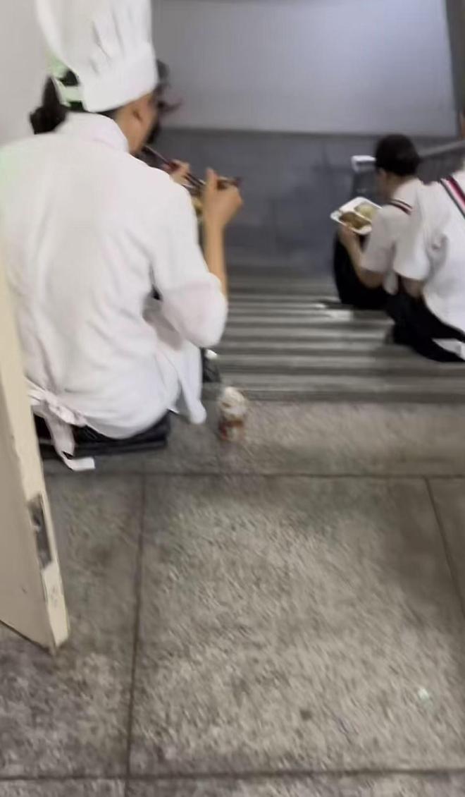 不让坐在桌上吃饭员工无奈只能蹲着吃饭PG麻将胡了网站入口网友吐槽西贝上班(图3)